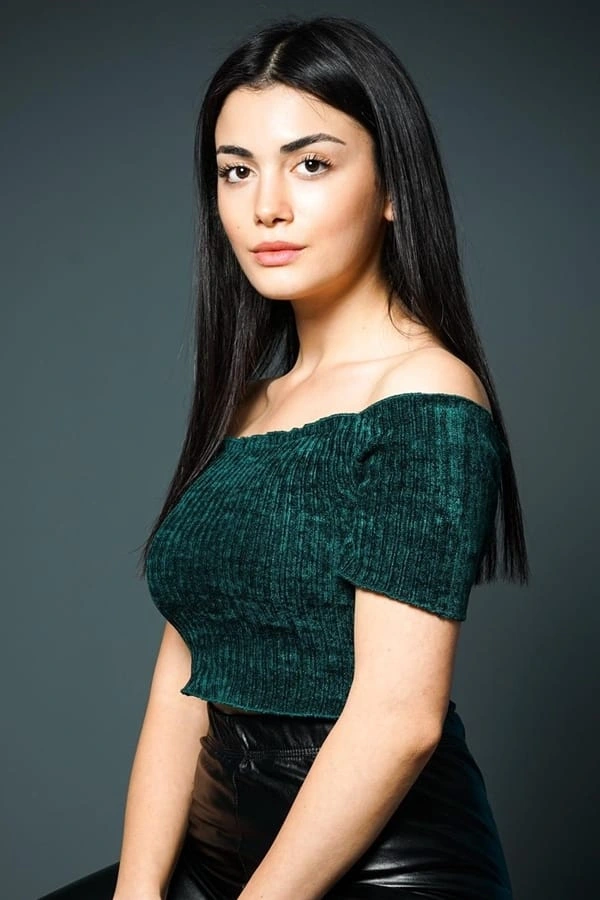 Özge Yağız oyuncu portresi