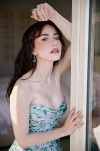 Özge Gürel, Cannes’da Pedro Almodóvar Filminin Galasında Parıldadı