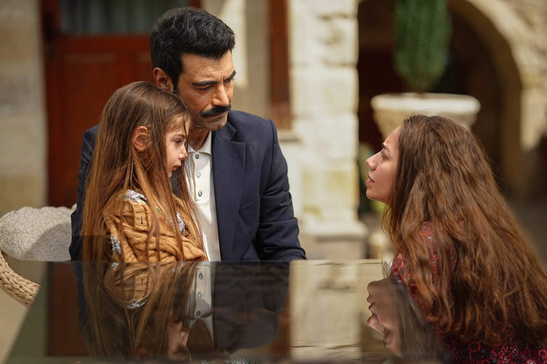 “Sevdan Bir Ateş” Reytinglerde Zirveye Koşuyor: 10 Barajını Aşan İlk Yapım Oldu!